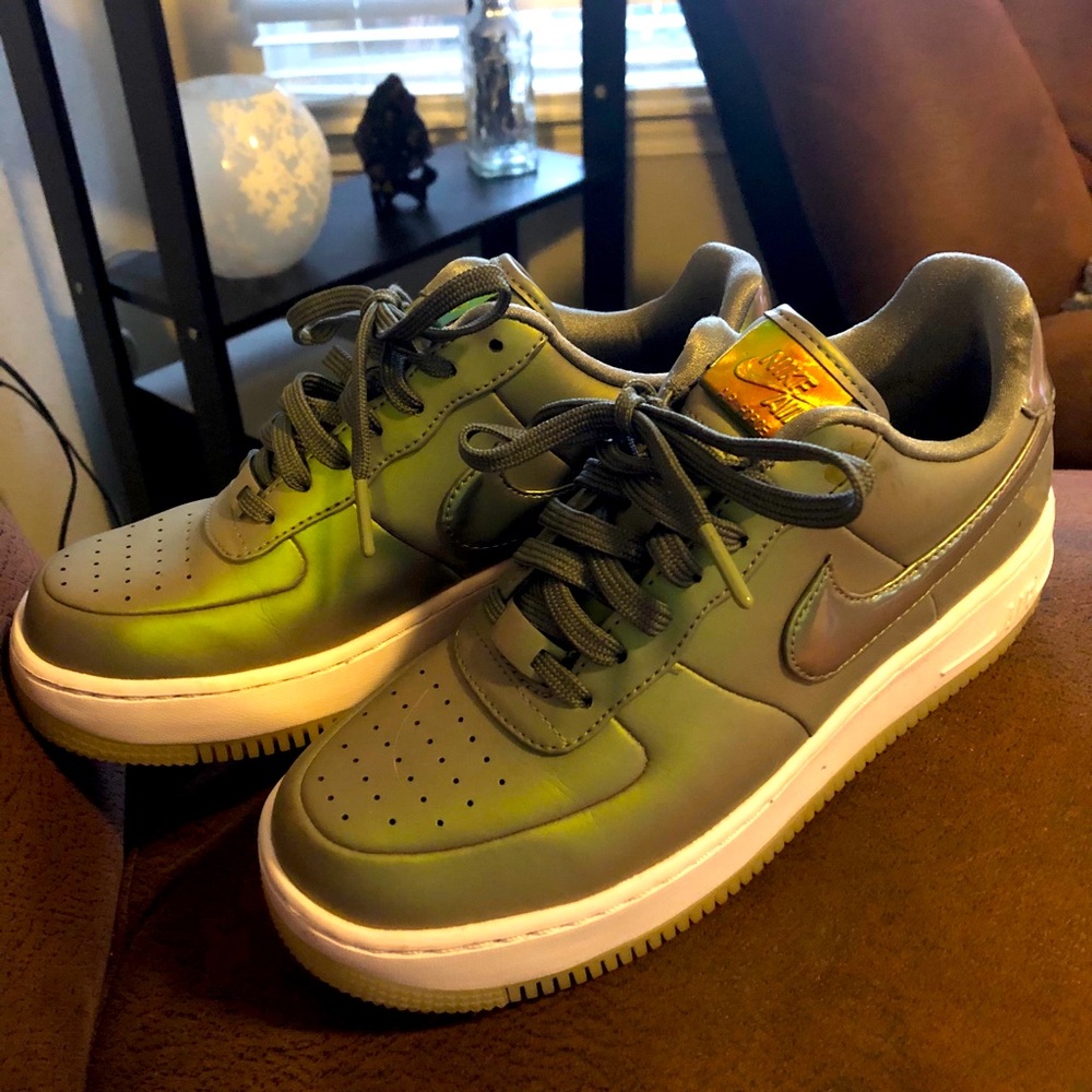 Nike Air Force 1 Green metallic upright trainers